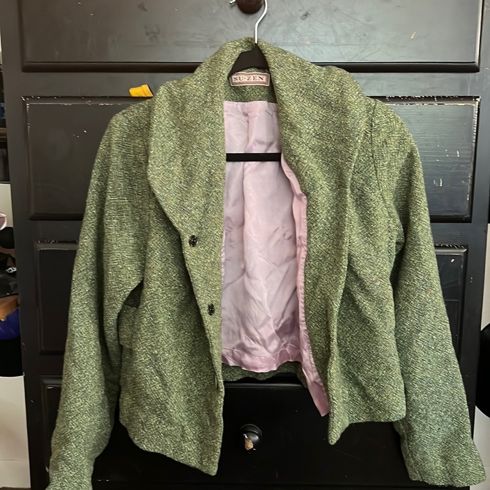 Yarn green blazer with light pink on the inside